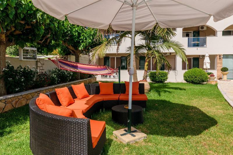 Remezzo Studios & Apartments Amoudi Luaran gambar