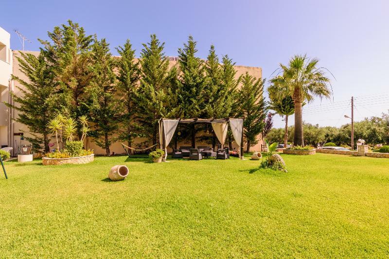 Remezzo Studios & Apartments Amoudi Luaran gambar