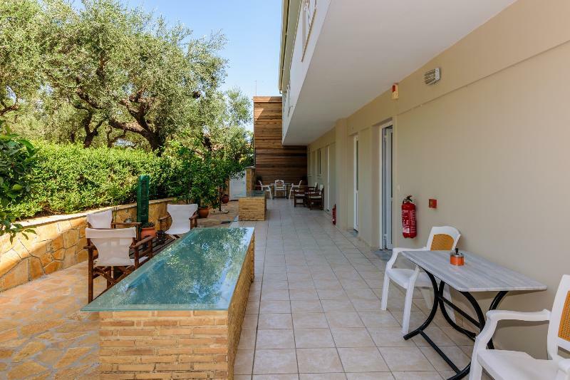 Remezzo Studios & Apartments Amoudi Luaran gambar