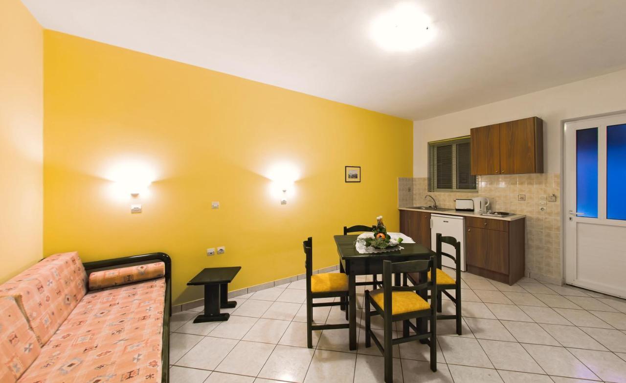 Remezzo Studios & Apartments Amoudi Luaran gambar