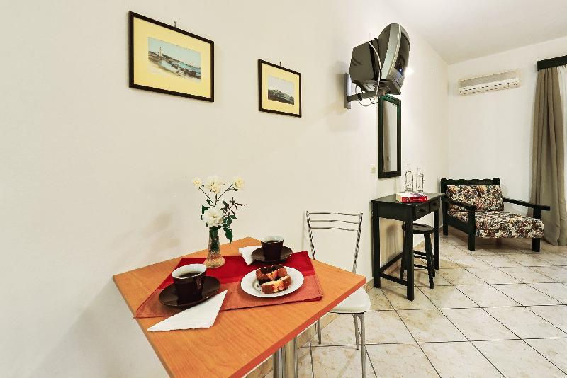 Remezzo Studios & Apartments Amoudi Luaran gambar